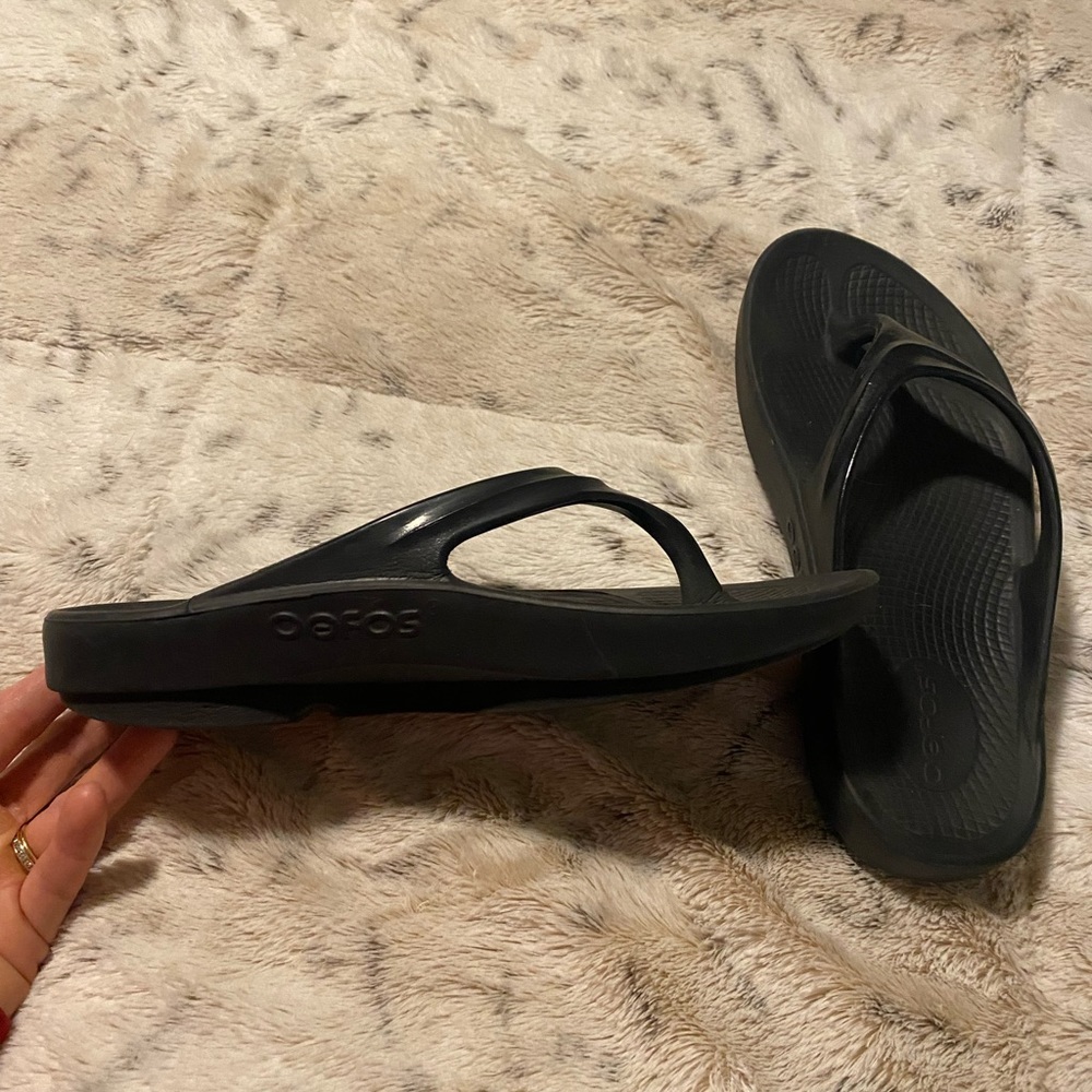 Oofos size 7